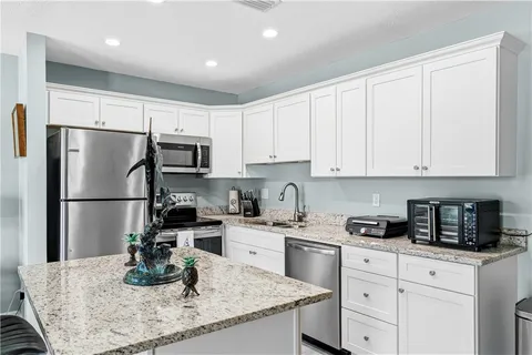$169,700 | 2800 Indian River Boulevard, Unit 9D, Vero Beach, FL 32960