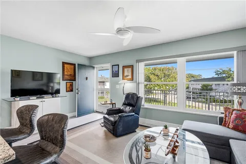 $169,700 | 2800 Indian River Boulevard, Unit 9D, Vero Beach, FL 32960