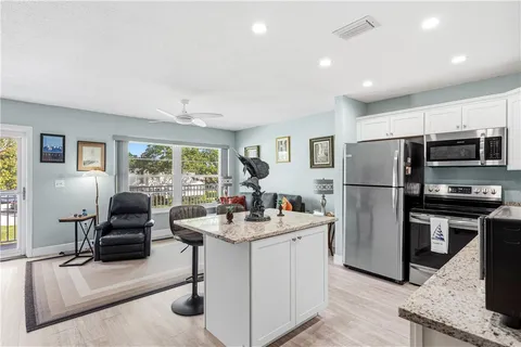 $169,700 | 2800 Indian River Boulevard, Unit 9D, Vero Beach, FL 32960