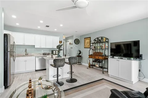 $169,700 | 2800 Indian River Boulevard, Unit 9D, Vero Beach, FL 32960