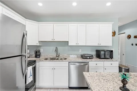 $169,700 | 2800 Indian River Boulevard, Unit 9D, Vero Beach, FL 32960