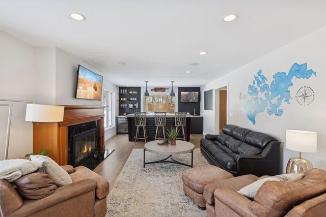 $1,995,000 | 4360 Chimo East, Deephaven, MN 55391