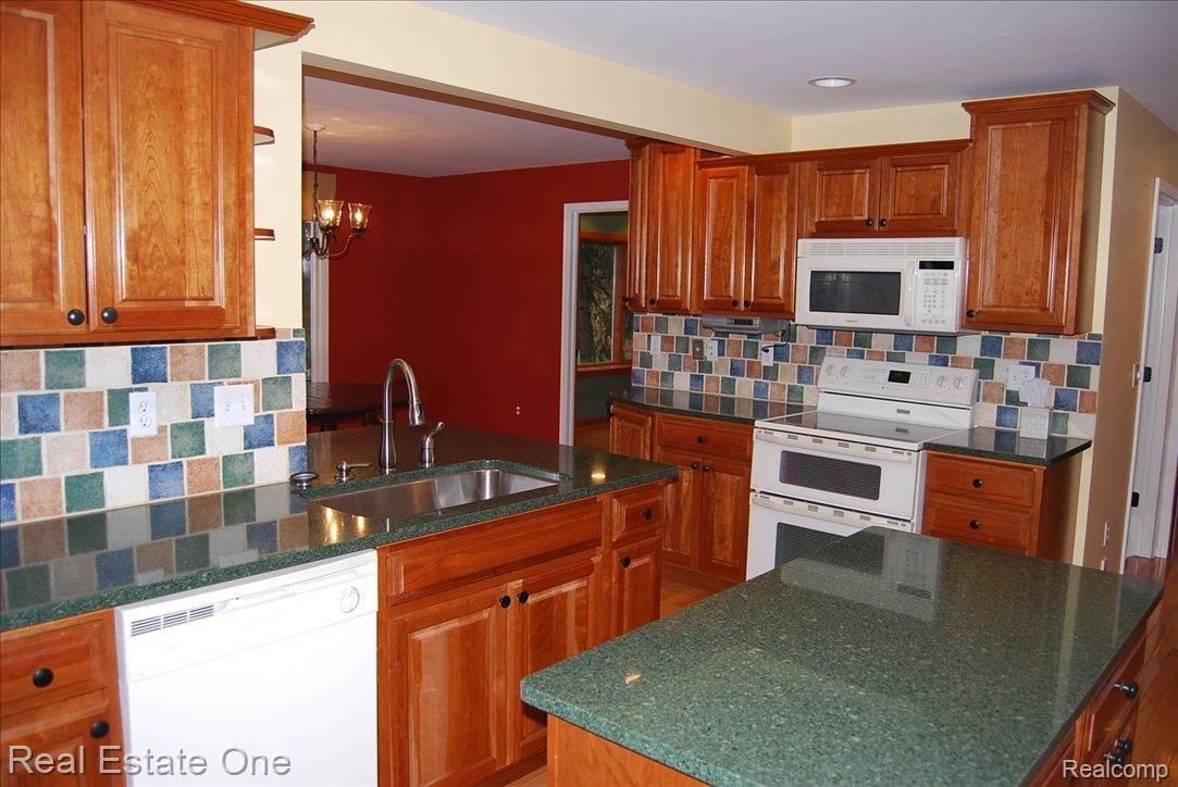 873 Briar Court Rochester, MI 48309 - Photo 5 of 20 Island Kitchen