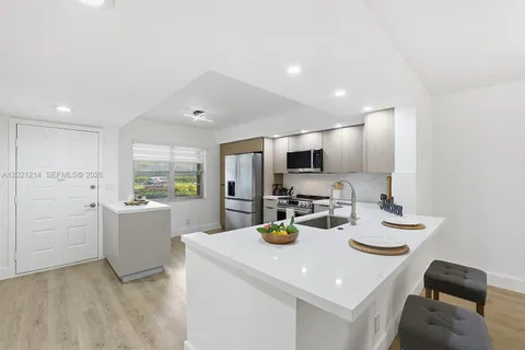 $279,000 | 300 Southwest 130th Terrace, Unit 110B, Pembroke Pines, FL 33027