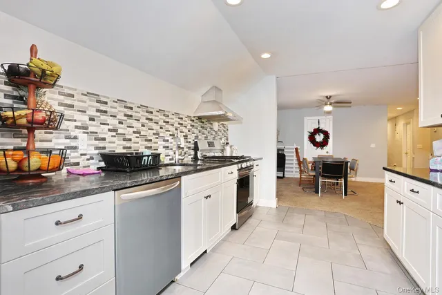 a view of a livingroom with furniture and a ceiling fan