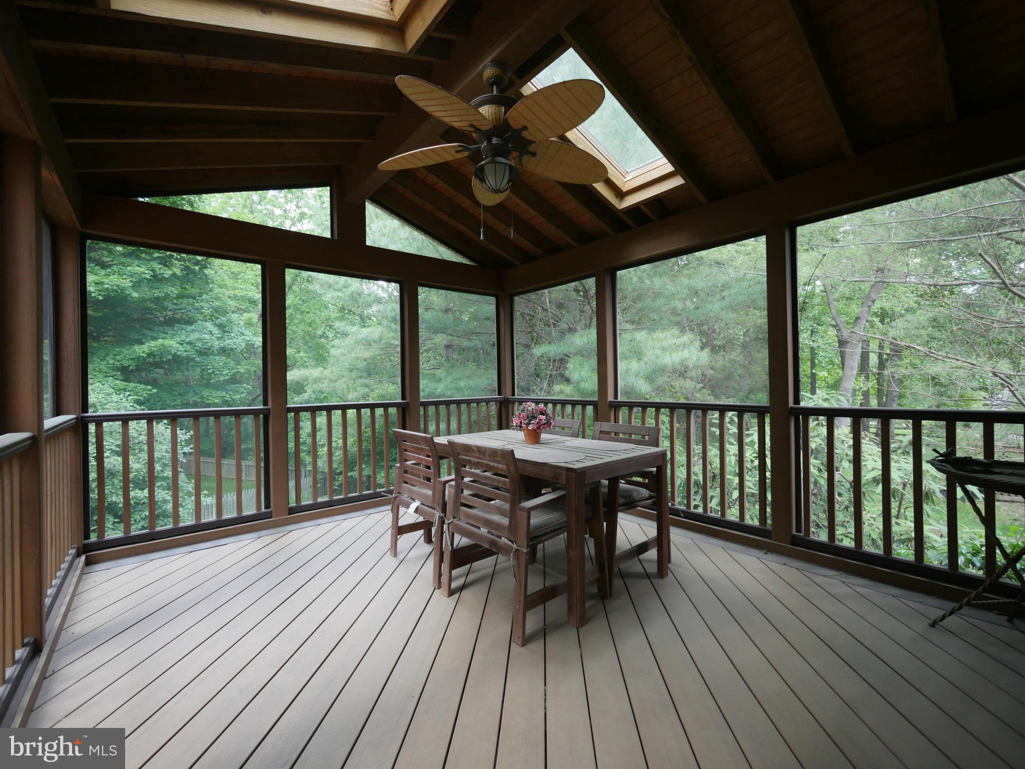 Exterior (General) screened in porch