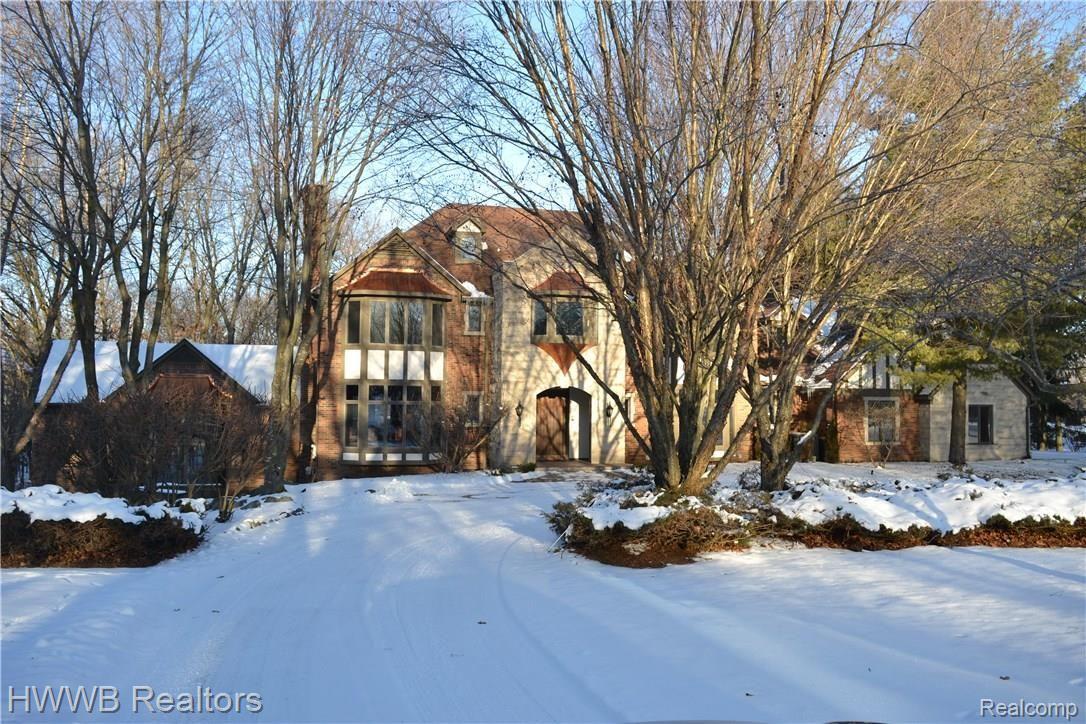330 Camelot Way Rochester, MI 48306 - Photo 49 of 50 Impressive Drive Up to Home