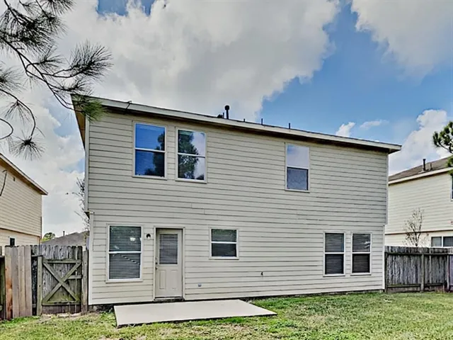 a view of a house with backyard