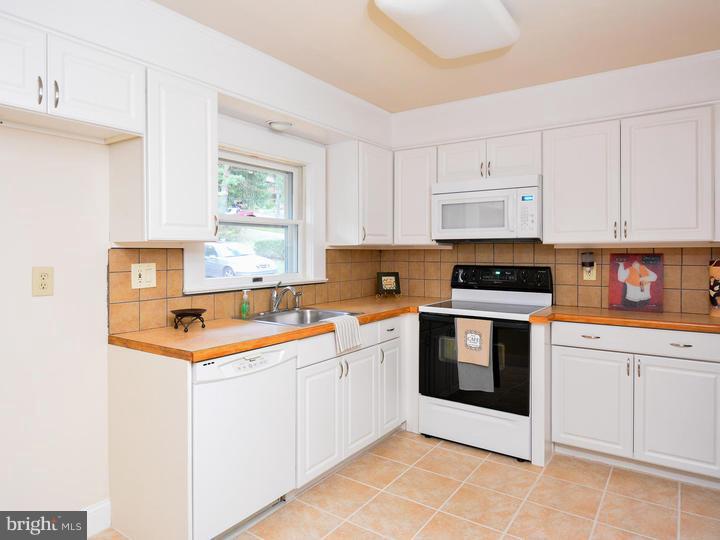 870 Temple Road Pottstown, PA 19465 - Photo 3 of 20 Kitchen