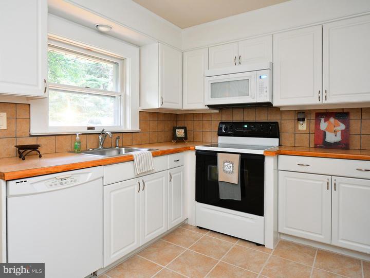 870 Temple Road Pottstown, PA 19465 - Photo 4 of 20 Kitchen