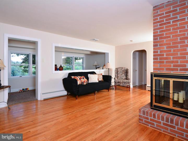 870 Temple Road Pottstown, PA 19465 - Photo 6 of 20 Living Room