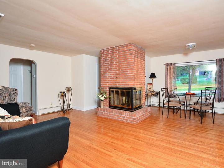870 Temple Road Pottstown, PA 19465 - Photo 7 of 20 Living Room