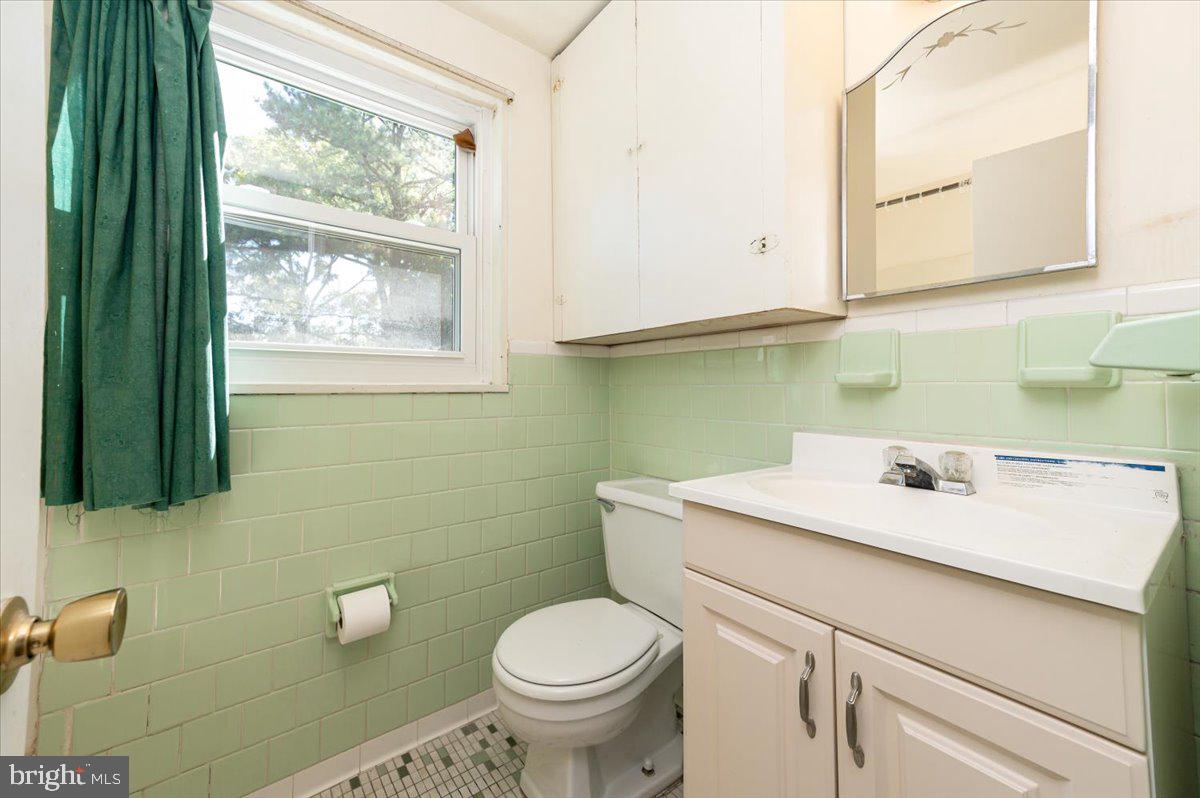 10329 Greentop Road Cockeysville, MD 21030 - Photo 21 of 34 2nd floor bathroom