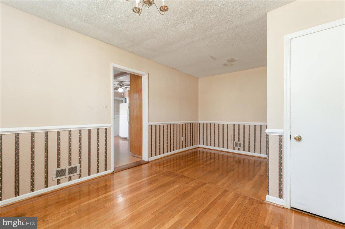 10329 Greentop Road Cockeysville, MD 21030 - Photo 8 of 34 Dining area