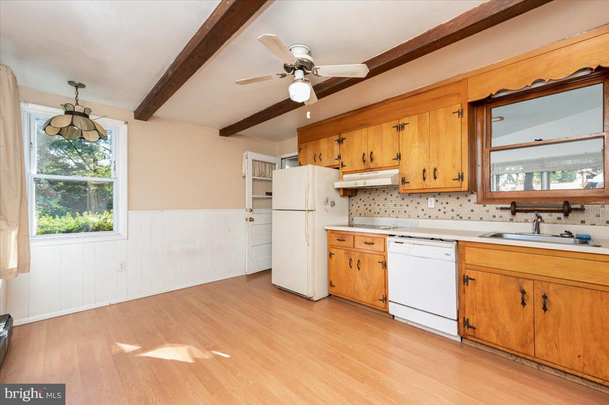10329 Greentop Road Cockeysville, MD 21030 - Photo 10 of 34 Large eat in kitchen