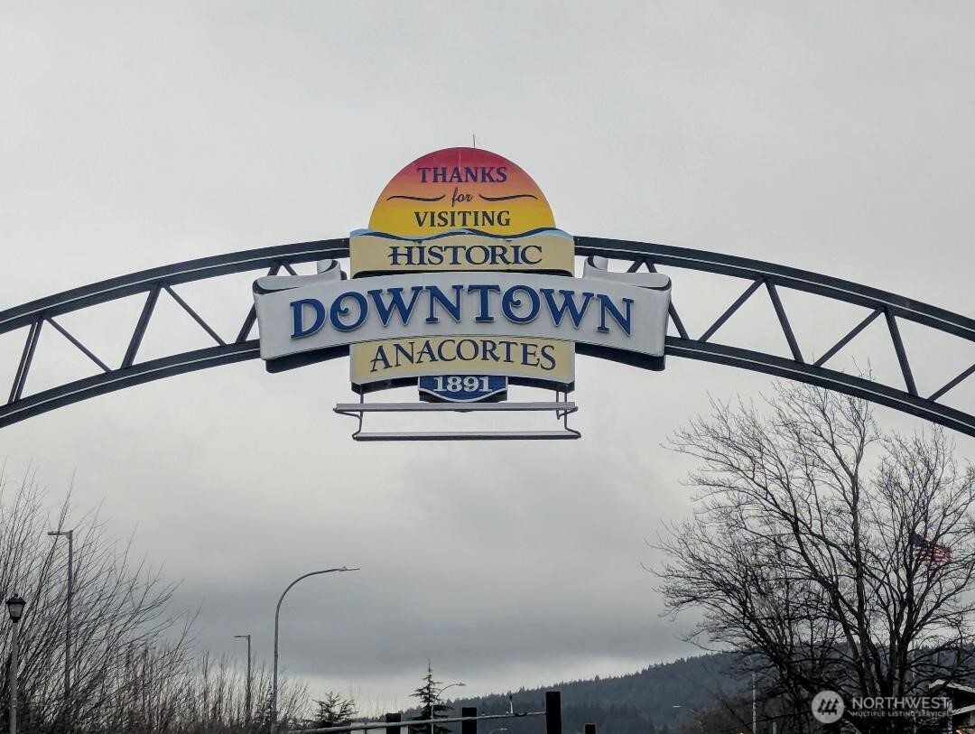2001 Skyline Way, Unit 103 Anacortes, WA 98221 - Photo 39 of 39 a close up of a street sign