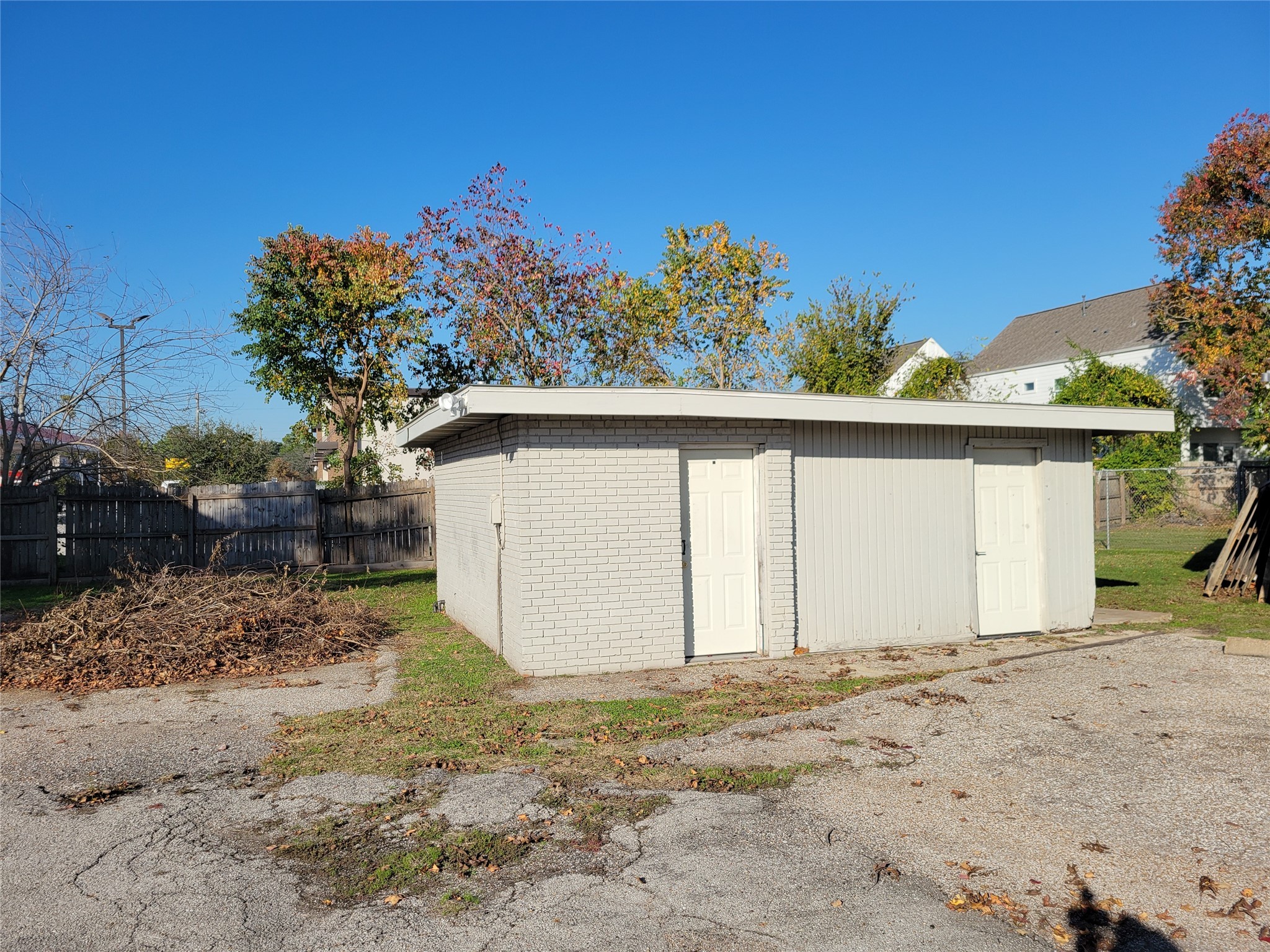 2320 Blalock Road Houston, TX 77080 - Photo 7 of 12 a view of a house with a tree in the background