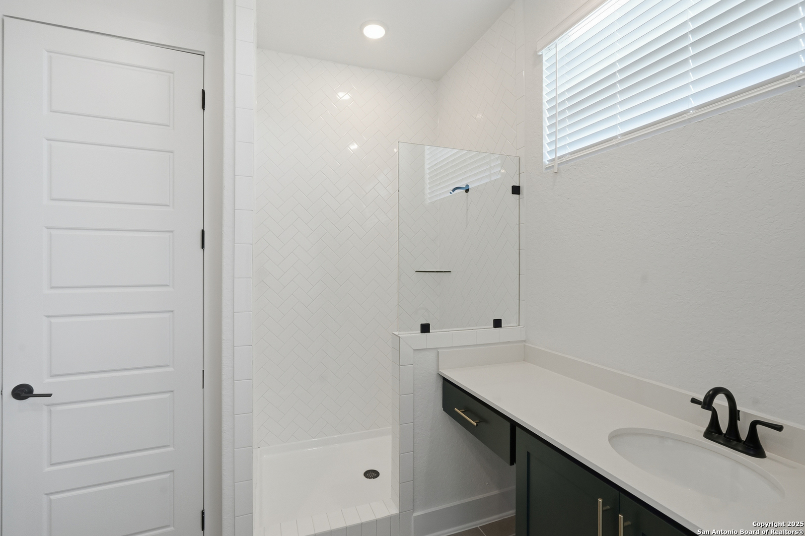 20675 Huebner Road, Unit 526 San Antonio, TX 78258 - Photo 24 of 45 a bathroom with a shower sink vanity and mirror