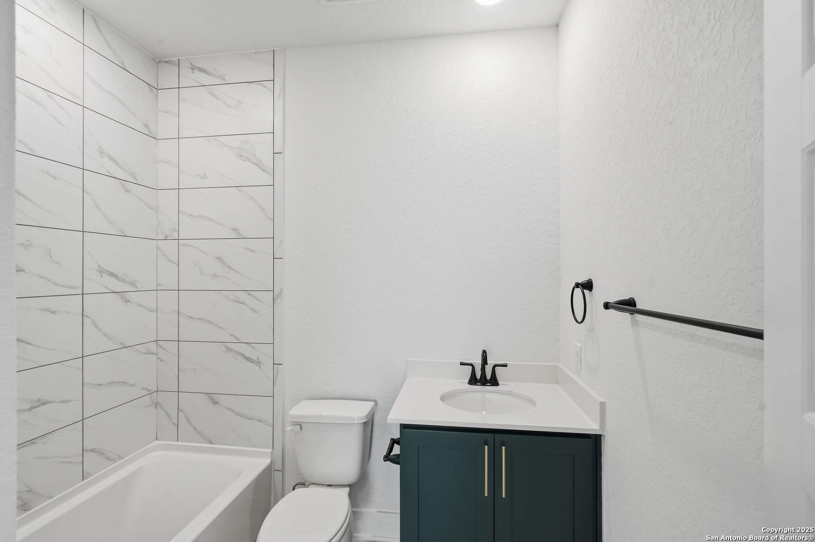 20675 Huebner Road, Unit 526 San Antonio, TX 78258 - Photo 33 of 45 a bathroom with a sink toilet and shower