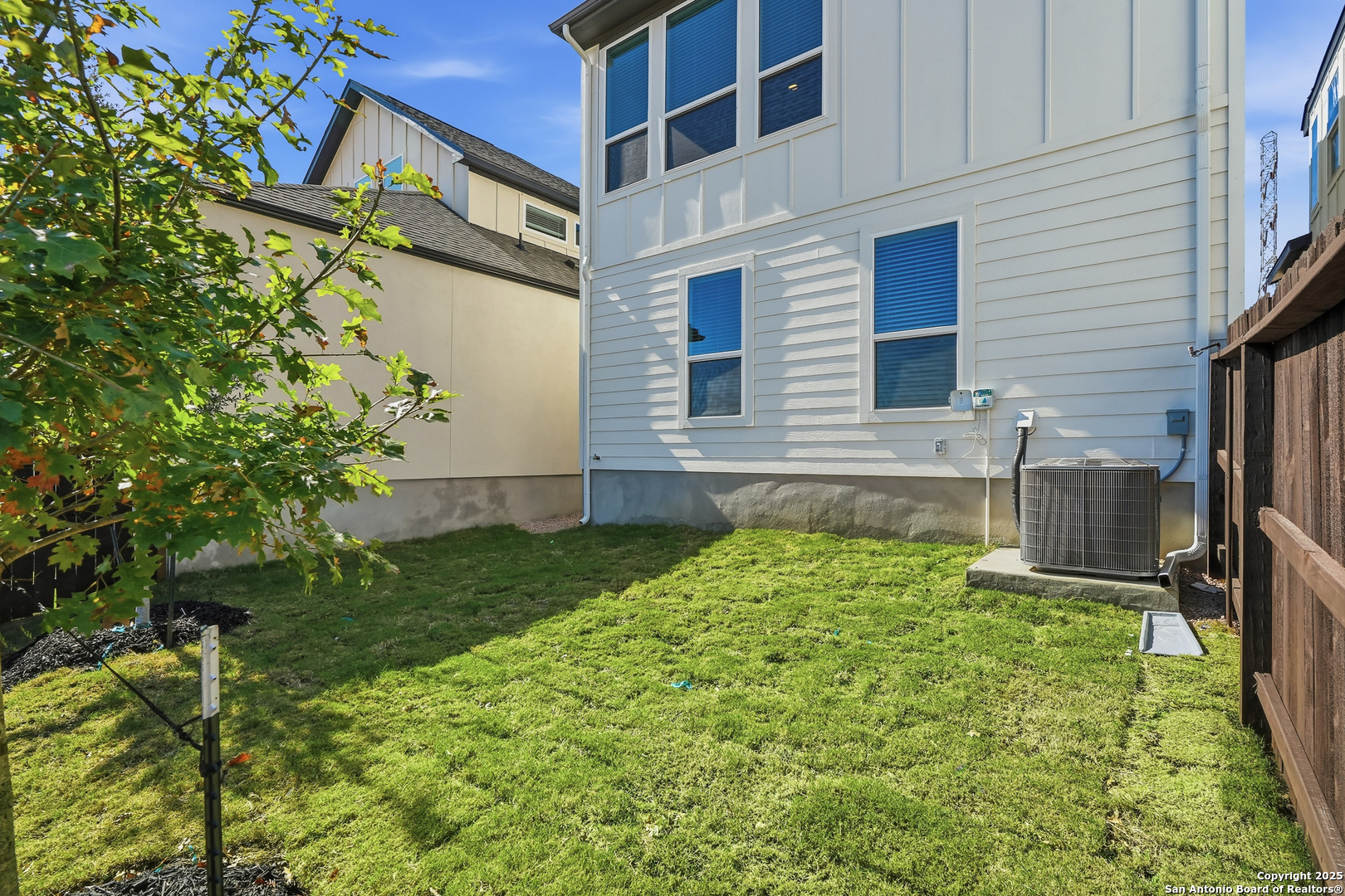 20675 Huebner Road, Unit 526 San Antonio, TX 78258 - Photo 38 of 45 a backyard of a house with lots of green space