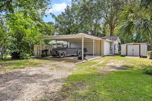 a view of a house with backyard and a garden