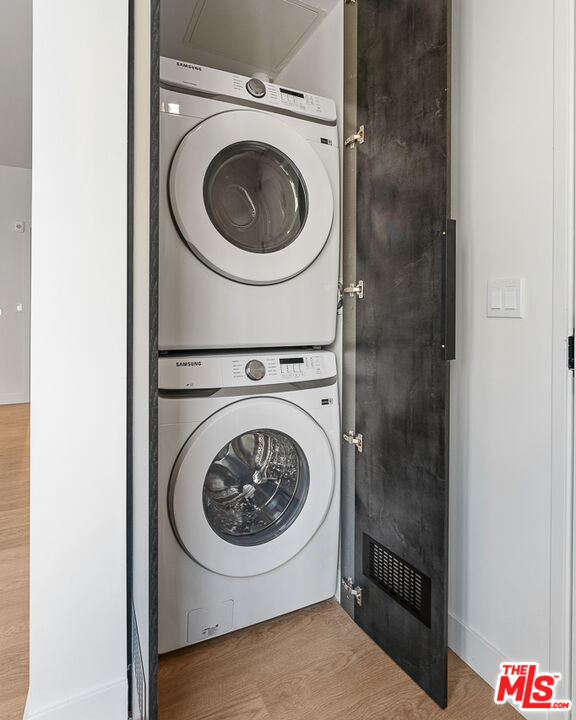 10700 Tabor Street, Unit PH5 Los Angeles, CA 90034 - Photo 8 of 26 a utility room with dryer and washer