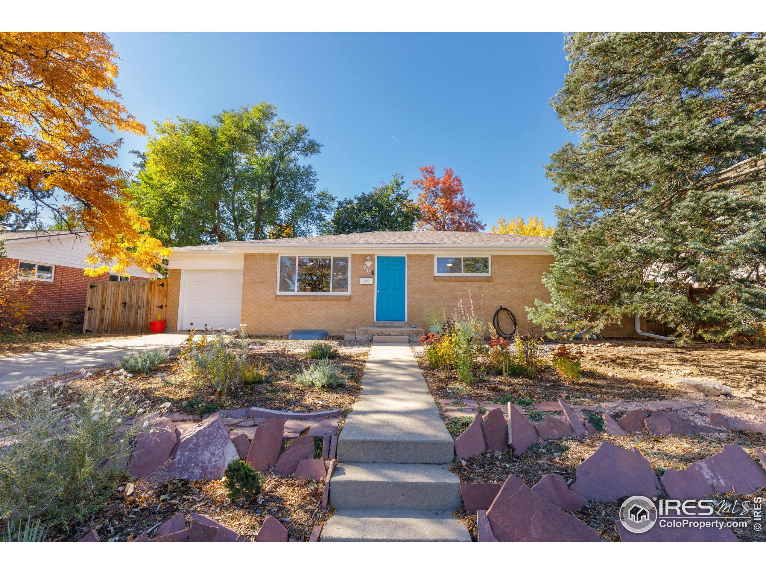 725 South 45th Street Boulder, CO 80305 - Photo 2 of 44 a front view of a house with garden