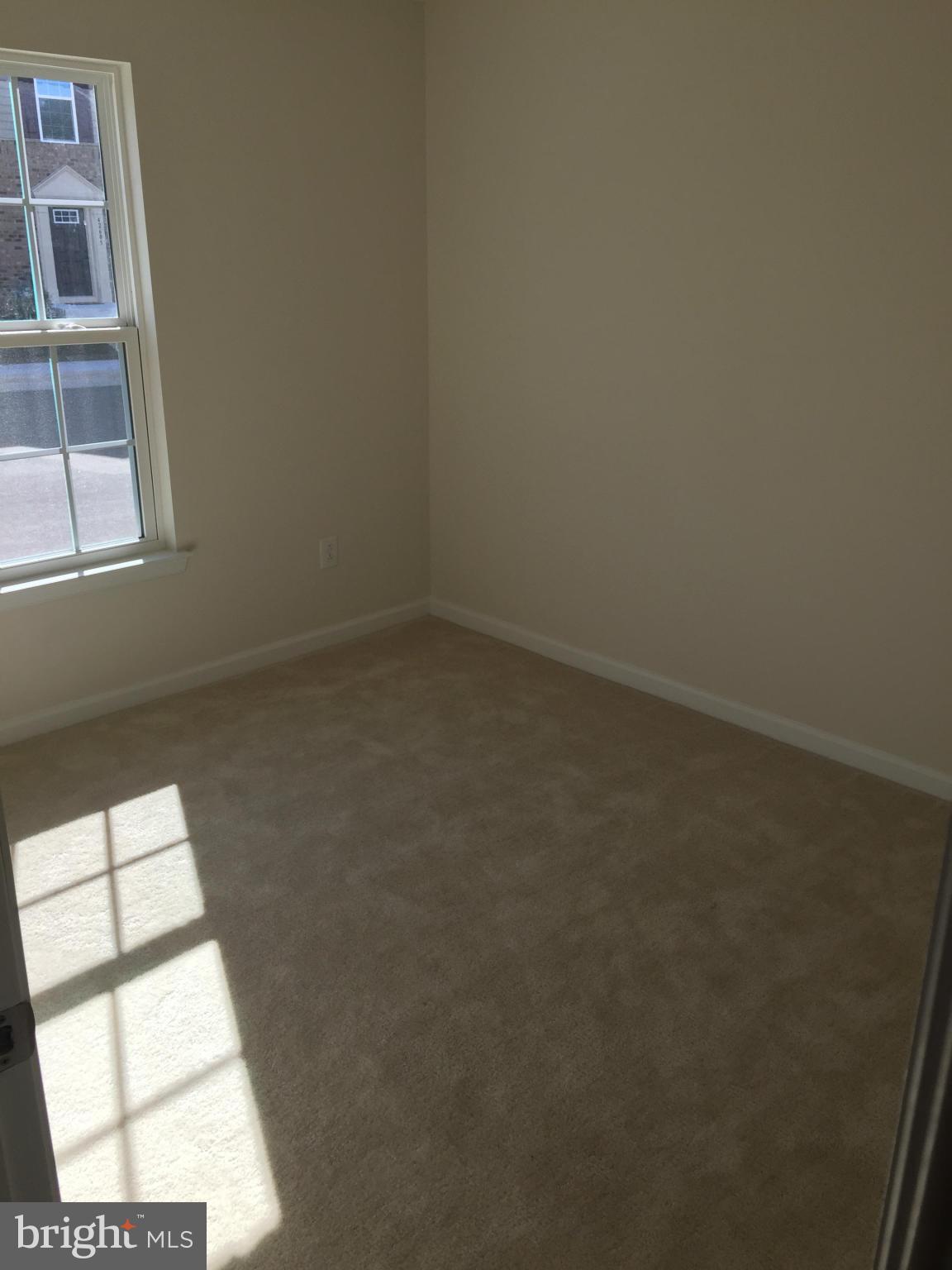 42608 Smokey Embers Terrace Sterling, VA 20166 - Photo 6 of 13 an empty room with a window