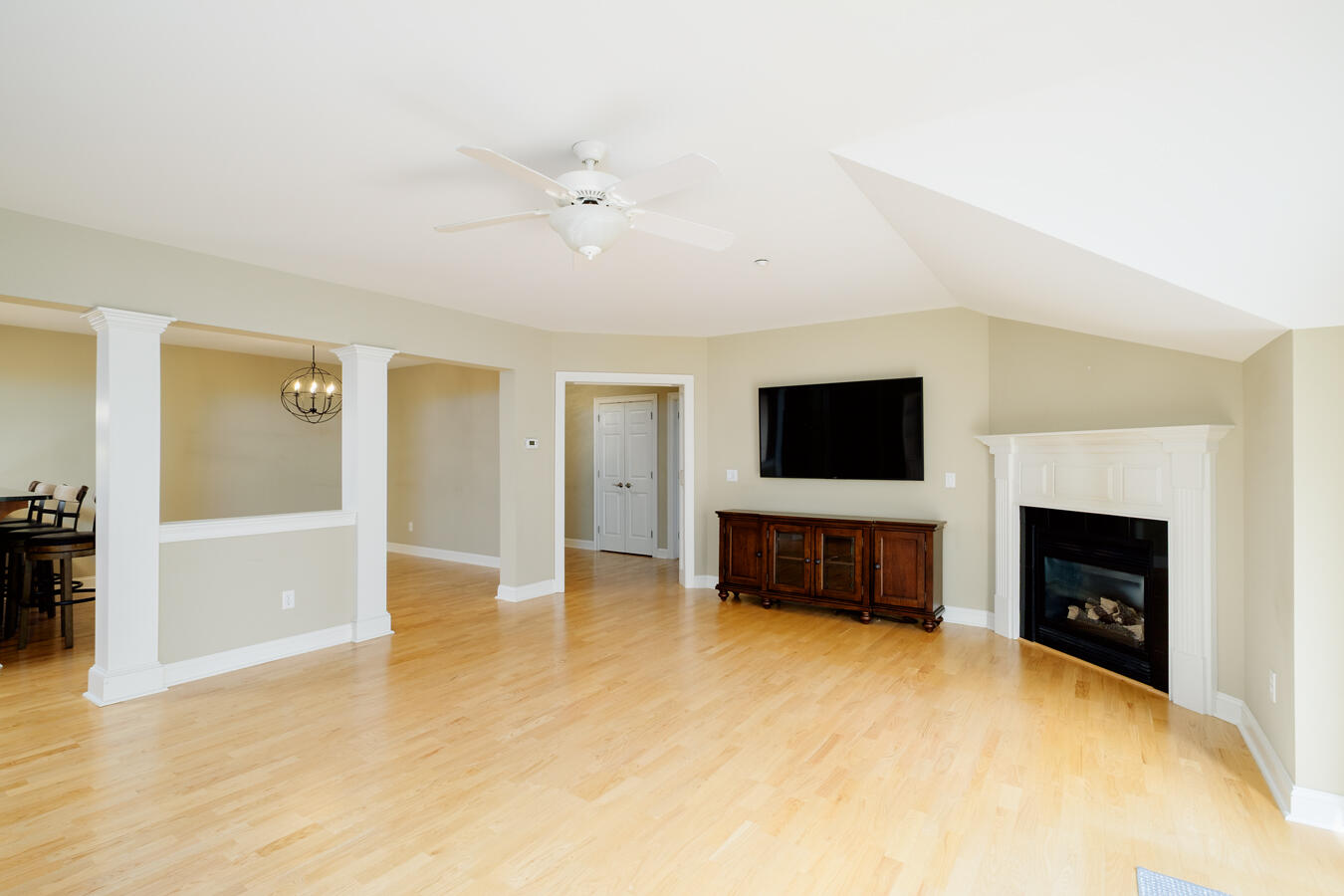 100 Shepard's Cove Road, Unit H305 Kittery, ME 03904 - Photo 4 of 45 305 H Shepards Livng Room toward Dining