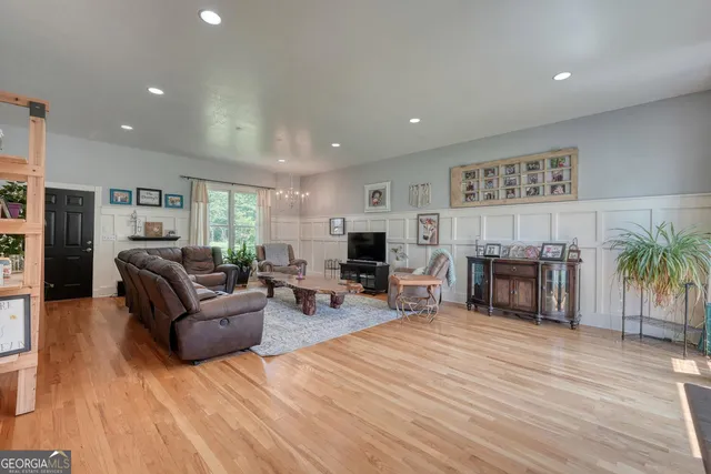a view of a livingroom with workspace and a workspace