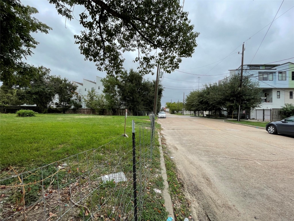 2106 Tuam Street Houston, TX 77004 - Photo 4 of 8 a view of a park
