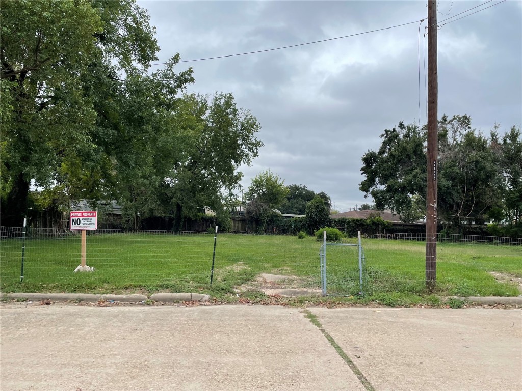 2106 Tuam Street Houston, TX 77004 - Photo 8 of 8 a view of a park
