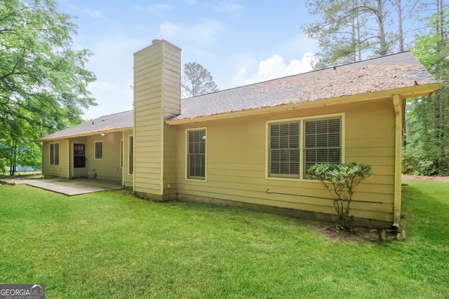a view of a house with a backyard
