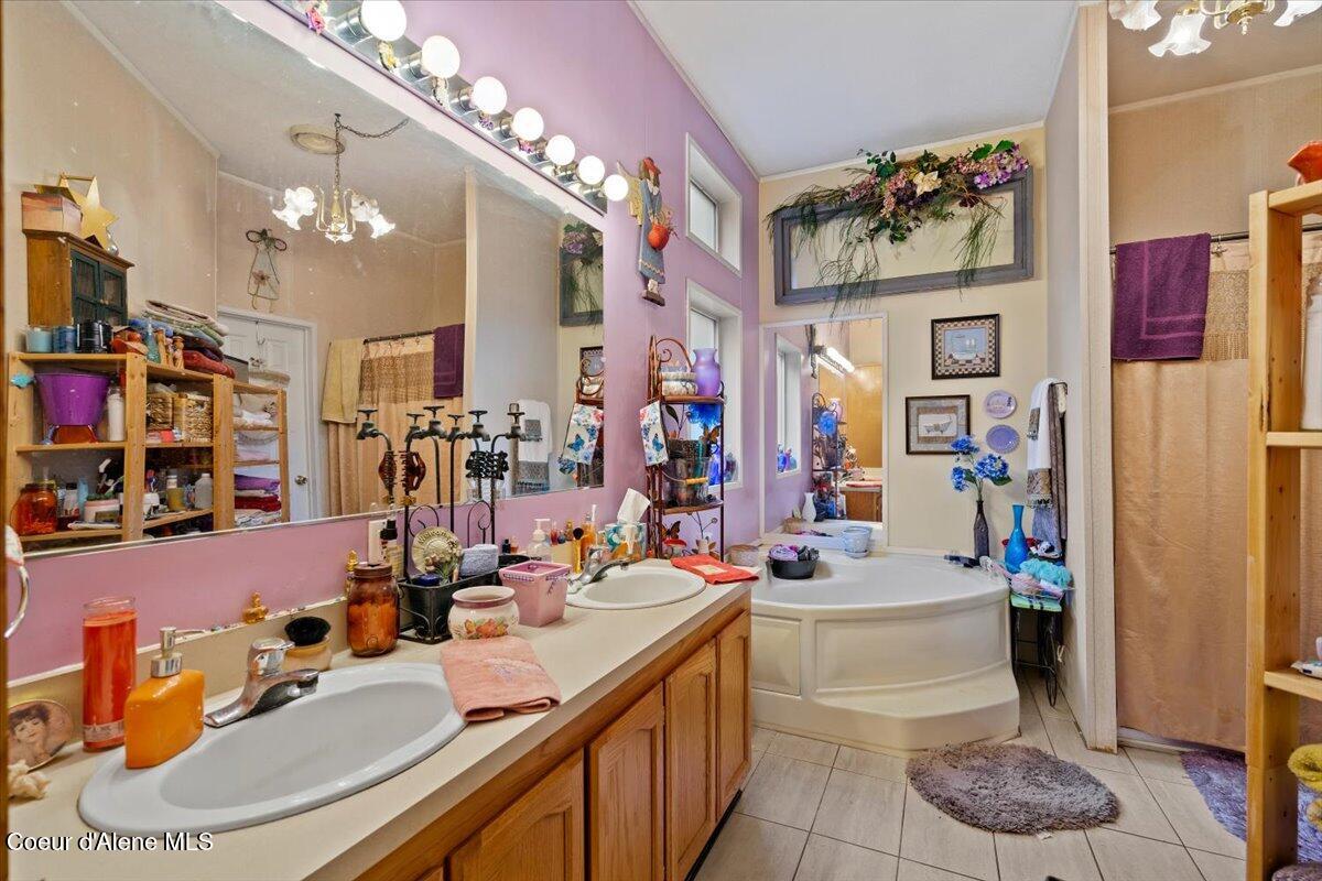 9864 Bottle Bay Road Sagle, ID 83860 - Photo 21 of 35 21-Primary bathroom