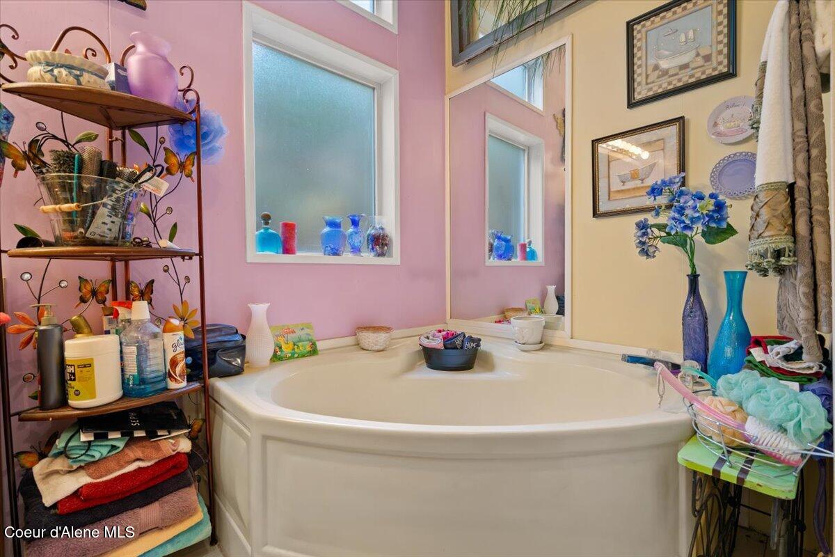 9864 Bottle Bay Road Sagle, ID 83860 - Photo 22 of 35 22-Primary bathroom