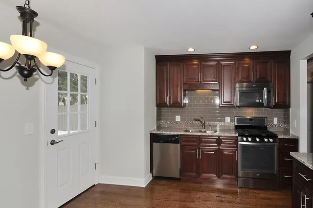 $2,600 | 117 Wilshire Drive, Wheeling, IL 60090