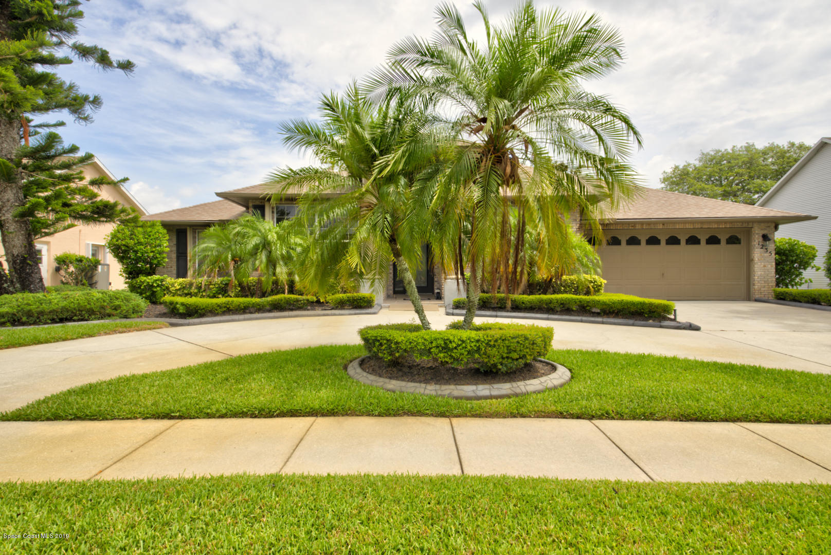 1235 Pemberton Trail Malabar, FL 32950 - Photo 3 of 32 frontyard