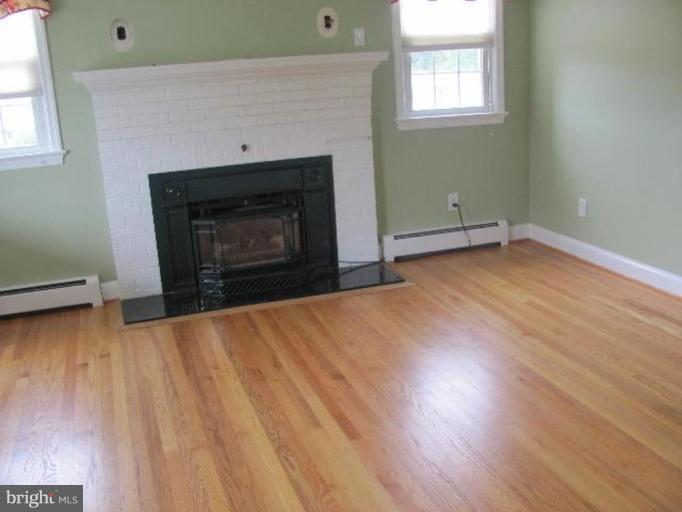 27012 Ridge Road Damascus, MD 20872 - Photo 4 of 18 Living Room