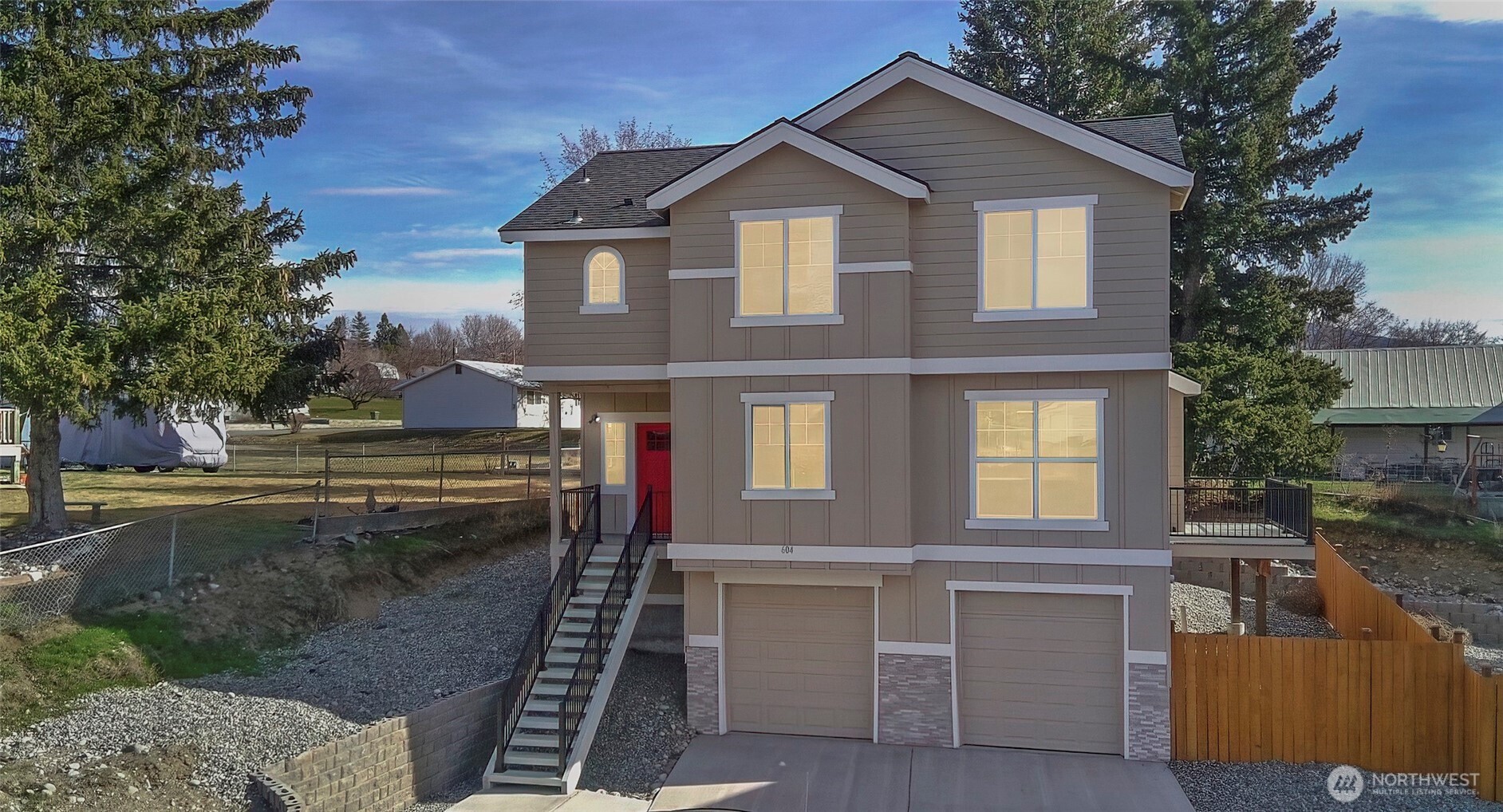a view of a house with a yard