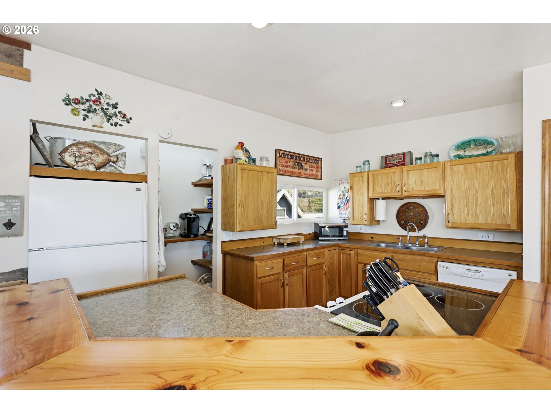 101 North Boat Basin Road, Unit C3 The Dalles, OR 97058 - Photo 15 of 44 a living room with a couch