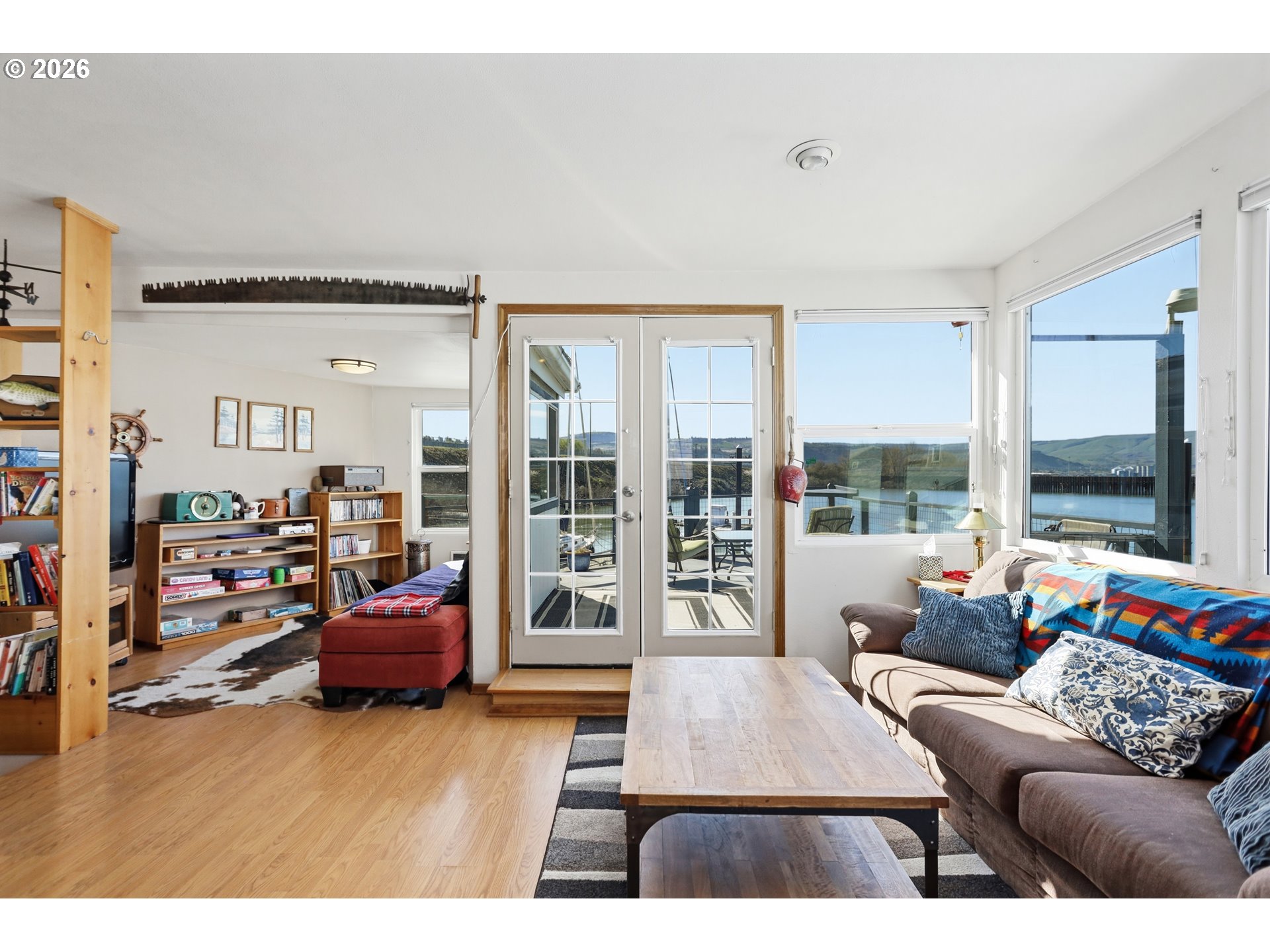 101 North Boat Basin Road, Unit C3 The Dalles, OR 97058 - Photo 5 of 44 a living room with furniture and a large window