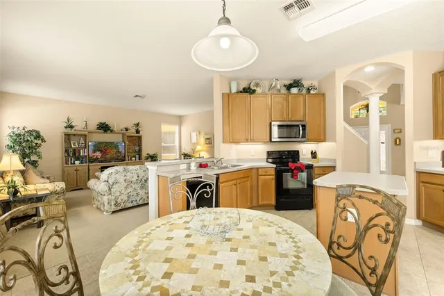 a en suite bathroom with a double vanity sink and mirror