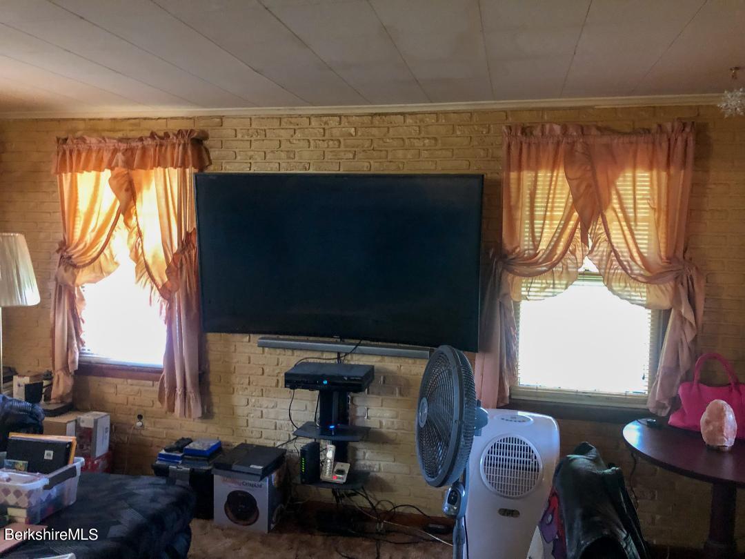 211 Robinson Road Hinsdale, MA 01235 - Photo 13 of 15 Livingroom