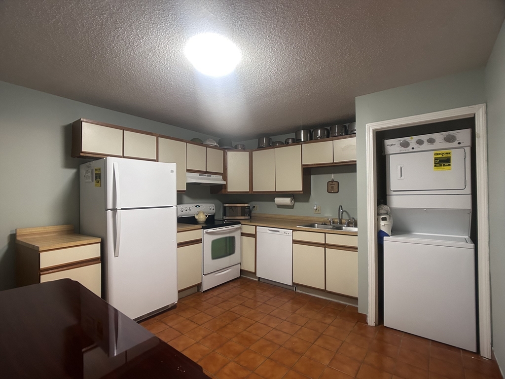10 Wrentham Road, Unit 204 Worcester, MA 01602 - Photo 4 of 17