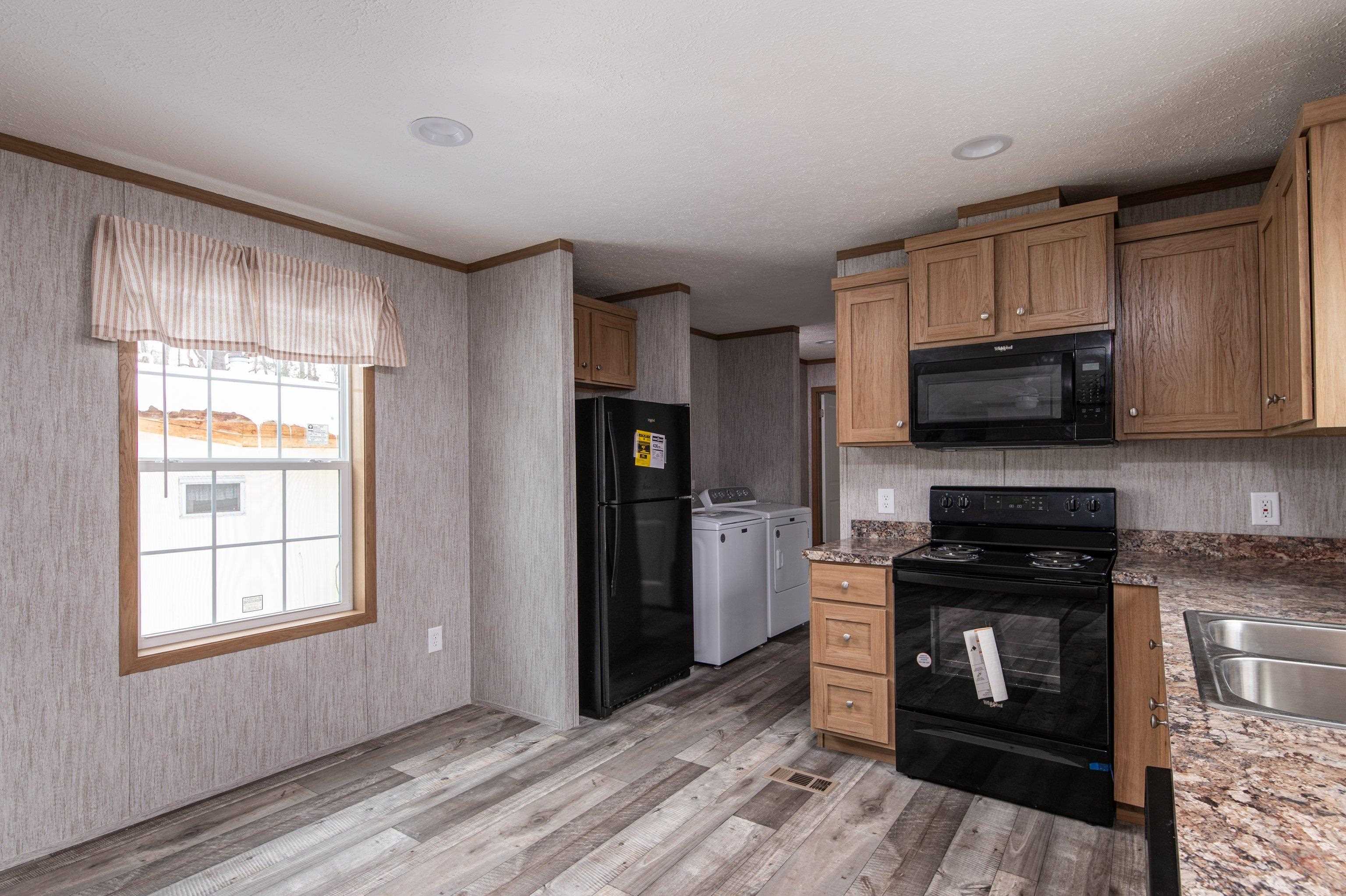 139 Oak Street St. Johnsbury, VT 05819 - Photo 2 of 21