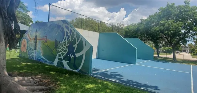 a view of a backyard