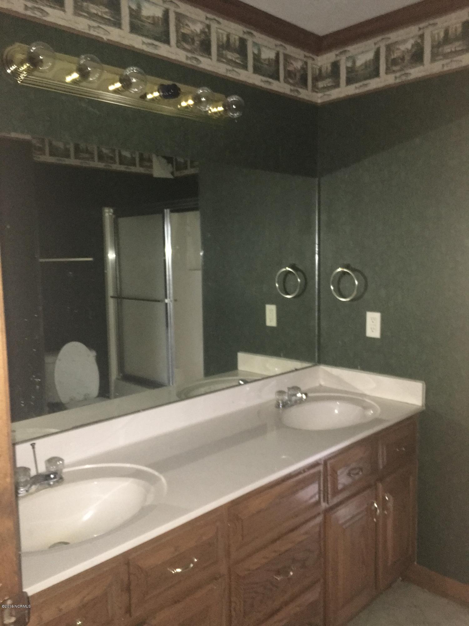 2370 Ozzie Road Clinton, NC 28328 - Photo 3 of 17 hall bath