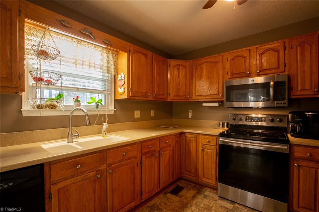 3094 Green Tree Road Thomasville, NC 27360 - Photo 12 of 32 Gallery Image 12