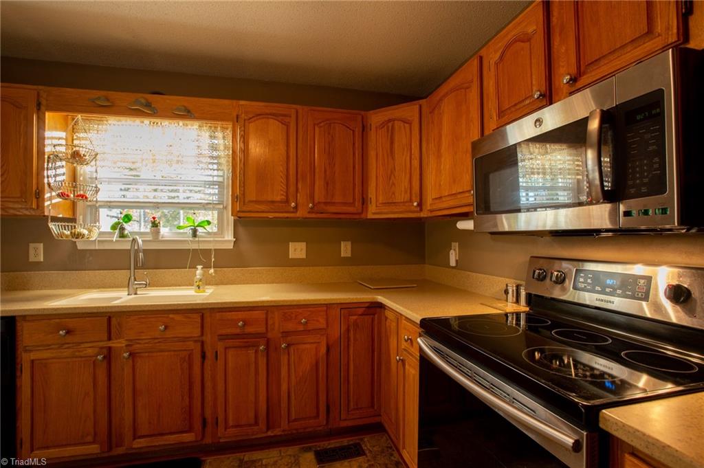 3094 Green Tree Road Thomasville, NC 27360 - Photo 13 of 32 Gallery Image 13