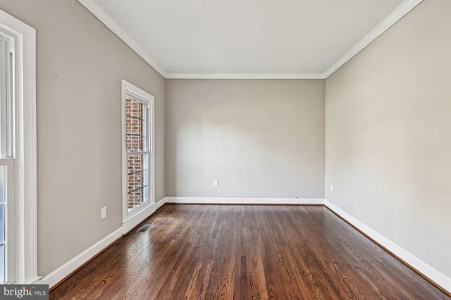 a en suite bathroom with a double vanity sink and mirror